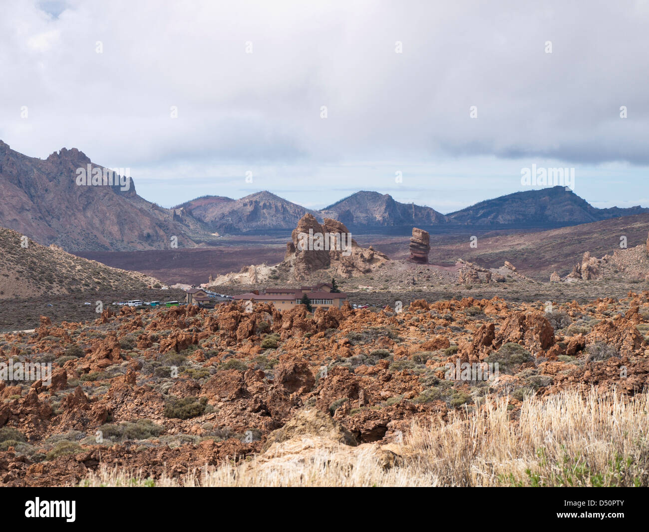 Vista di Las Canadas de Teide calderone in Tenerife Spagna, il Parador hotel, Roques de Garcia e Llano de Ucanca Foto Stock