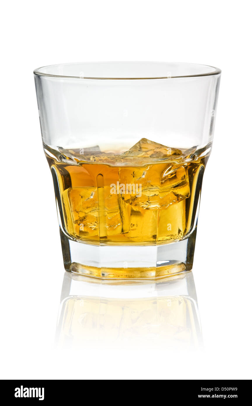 Bicchiere di whiskey isolato su bianco Foto Stock