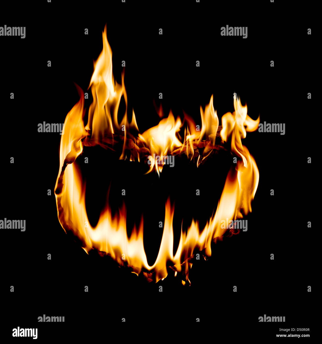 Forma di cuore in fiamme di fuoco Foto Stock