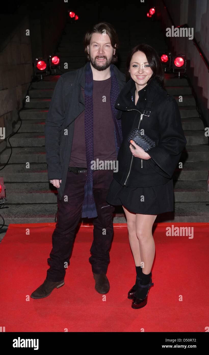 Musicista Rea Garvey e sua moglie Josephine arrivare alla cena di beneficenza tenutasi da 'Musik Hilft' (musica) aiuta a Grill Royal a Berlino, Germania, 20 marzo 2013. Tradizionalmente, i membri del settore della musica e dello spettacolo soddisfare la notte prima che il tedesco Music Awards ECHO. Foto: JOERG CARSTENSEN Foto Stock