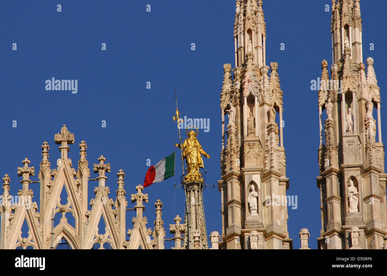 L'Italia. Milano. Madonna del Duomo. Golden scultura della Vergine, da Giuseppe Perego nel 1774. Cattedrale. Foto Stock