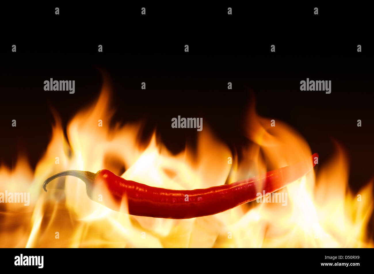 Peperone rosso nella fiamma di fuoco Foto Stock