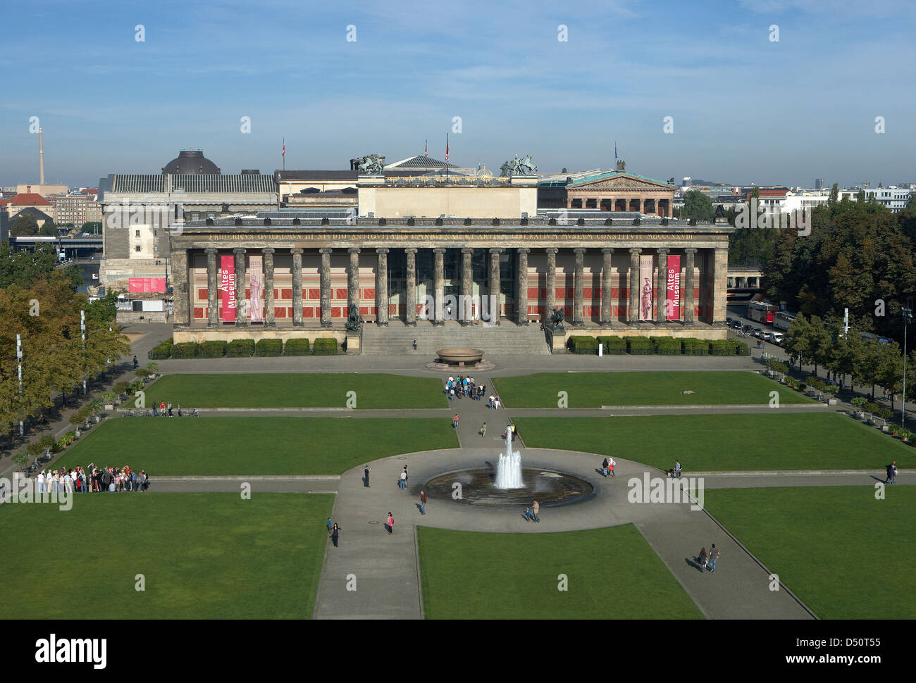 Berlino, Germania, che si affaccia sul vecchio museo e del lontano passato Lustgarten Foto Stock