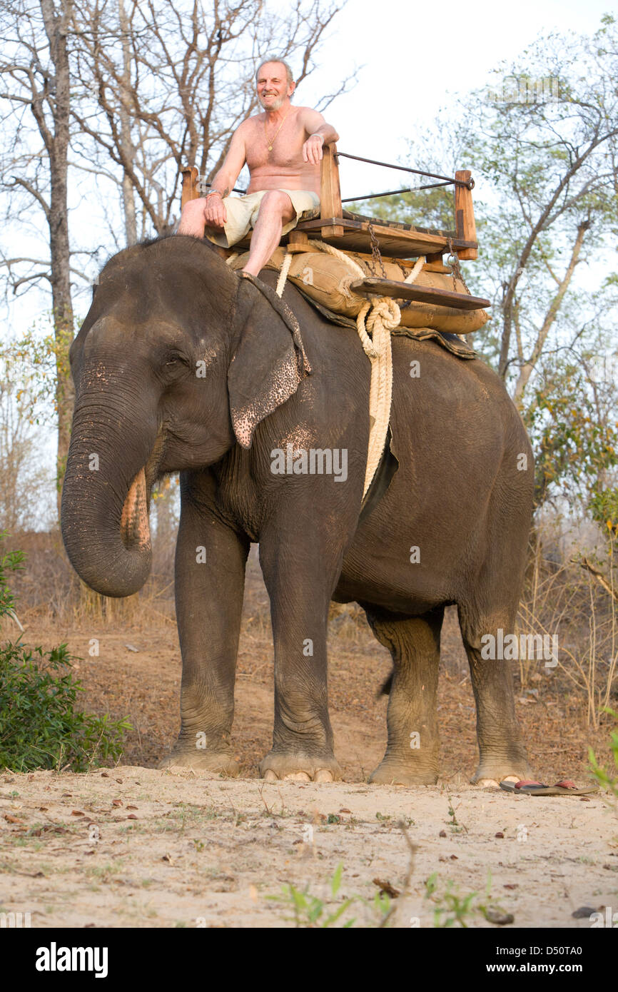 British travel writer e conservazionista Mark Shand e Tara il suo elefante indiano, Madhya Pradesh, India Foto Stock