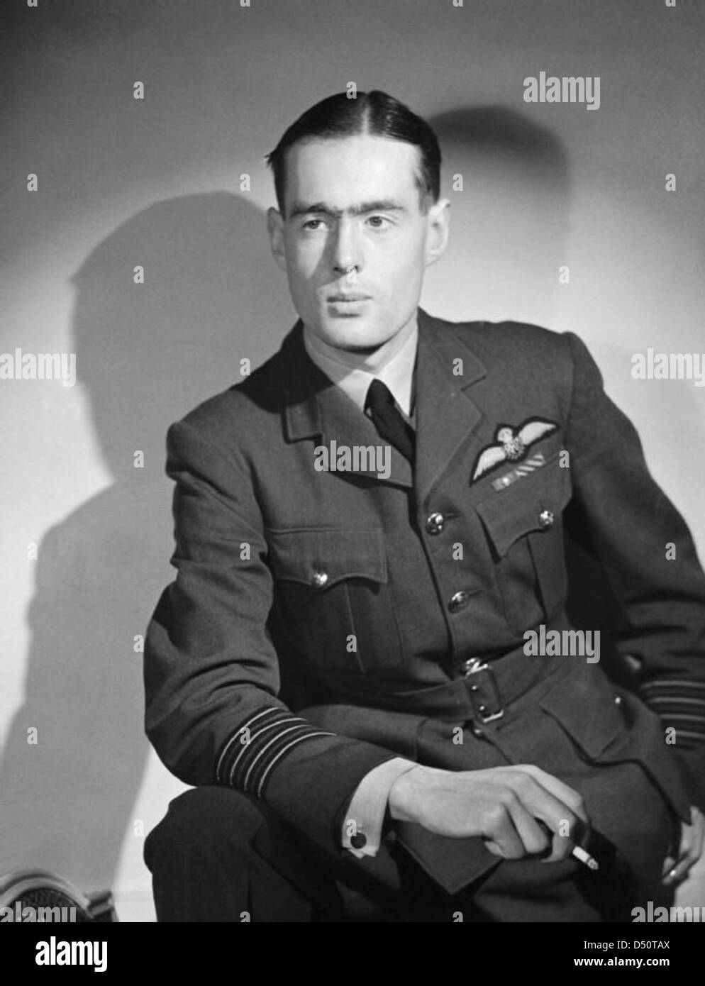 Il capitano Leonard Cheshire era un distinto ufficiale della Royal Air Force britannica, rinomato per il suo coraggio durante la seconda guerra mondiale. Era un membro del 617 Squadron, noto per il raid dei Dambusters. Le azioni eroiche di Cheshire durante il raid gli valsero la Victoria Cross, e divenne una figura di spicco nella storia militare britannica. Foto Stock