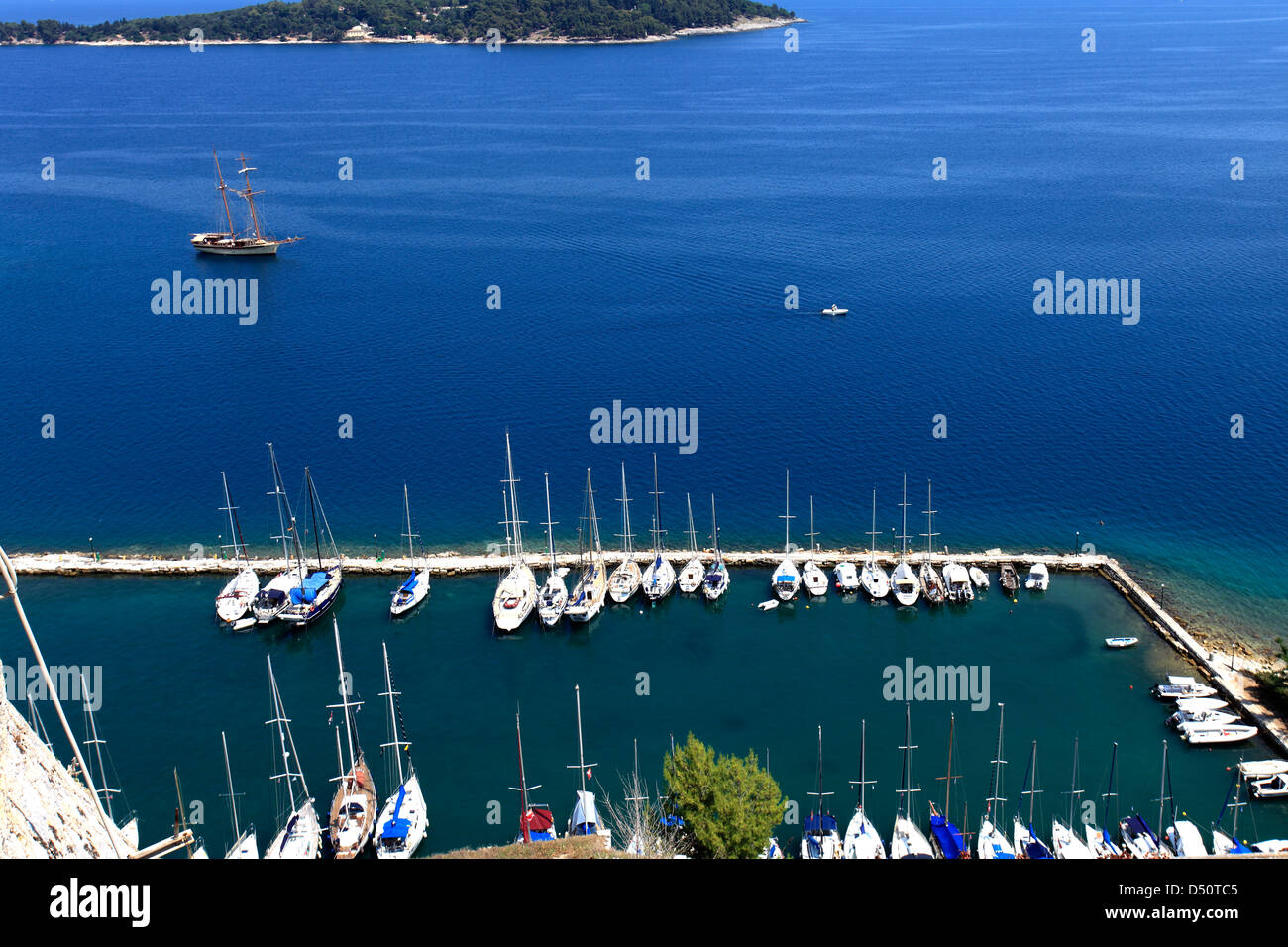 Barche a vela in Naval Sports Club marina, (Mandraki), la città di Corfù, l'isola di Corfù, Grecia, Europa Foto Stock
