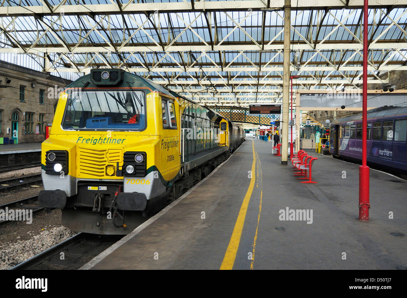 Nuova classe 70 diesel locomotiva merci trasporta un viaggio in treno attraverso la stazione di Carlisle. Foto Stock