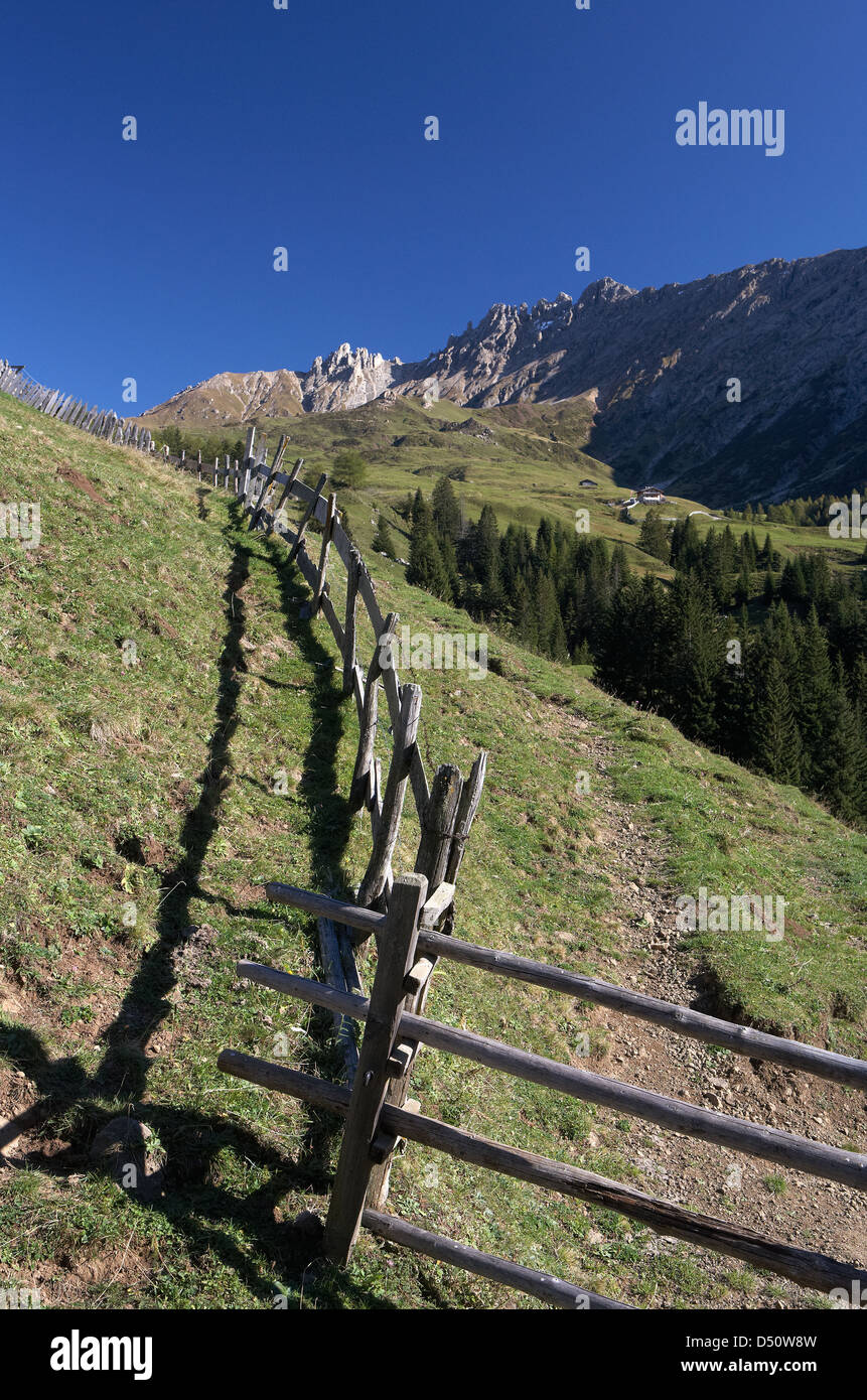 Compatsch, Italia, indicazioni per sentieri Foto Stock