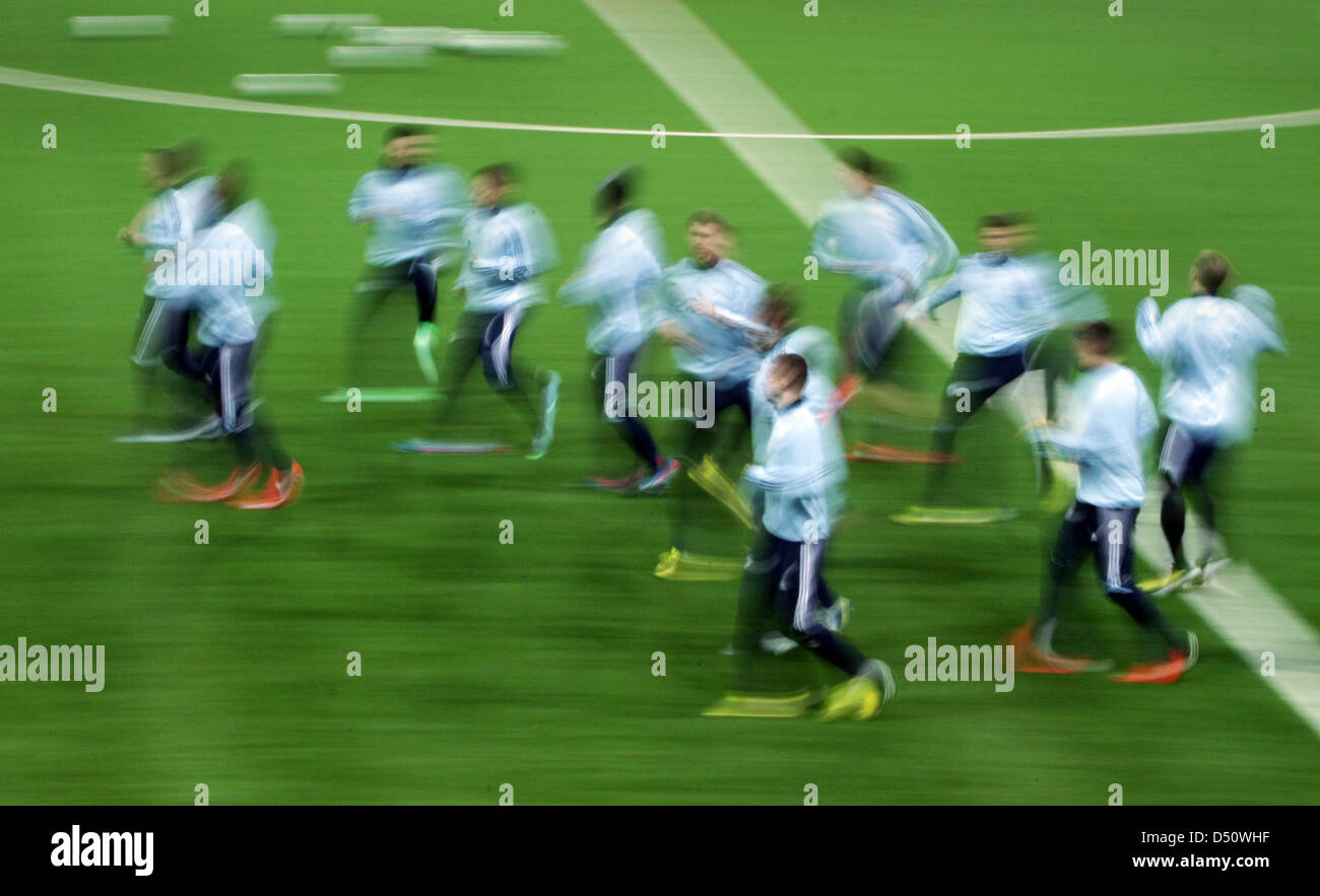 Team nazionale tedesco ai giocatori di prendere parte a una sessione di formazione a Astana Arena di Astana, Germania, 21 marzo 2013. La Germania dovrà affrontare il Kazakistan per la Coppa del Mondo FIFA 2014 qualifica partita di calcio il 22 marzo 2013. Foto: FREDRIK VON ERICHSEN Foto Stock