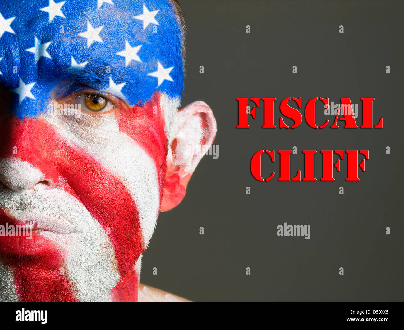 L'uomo con il suo volto dipinto con la bandiera degli Stati Uniti e la espressione scogliera fiscale Foto Stock