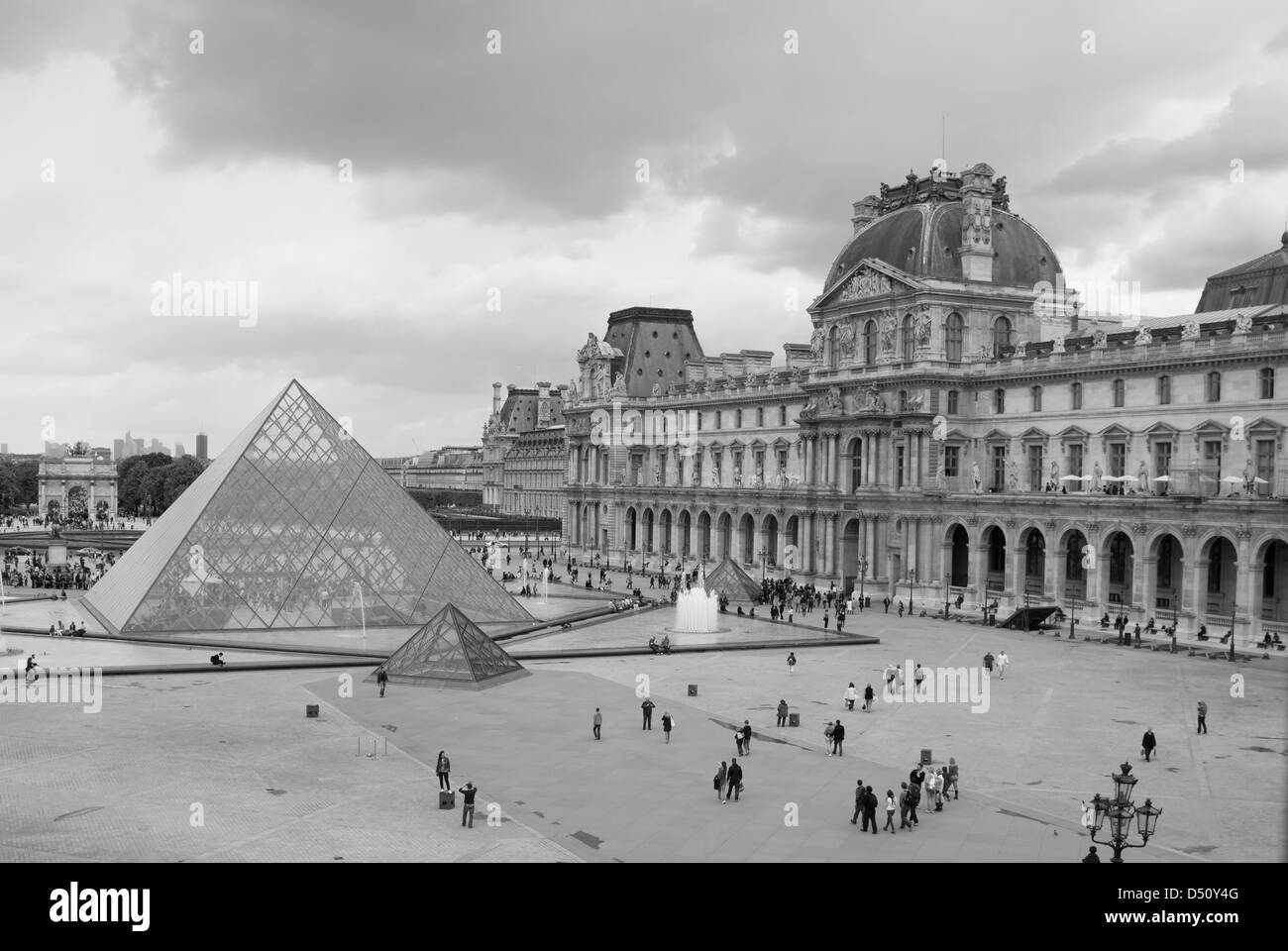 Il Musée du Louvre & Pyramide du Louvre, Parigi, Francia Foto Stock