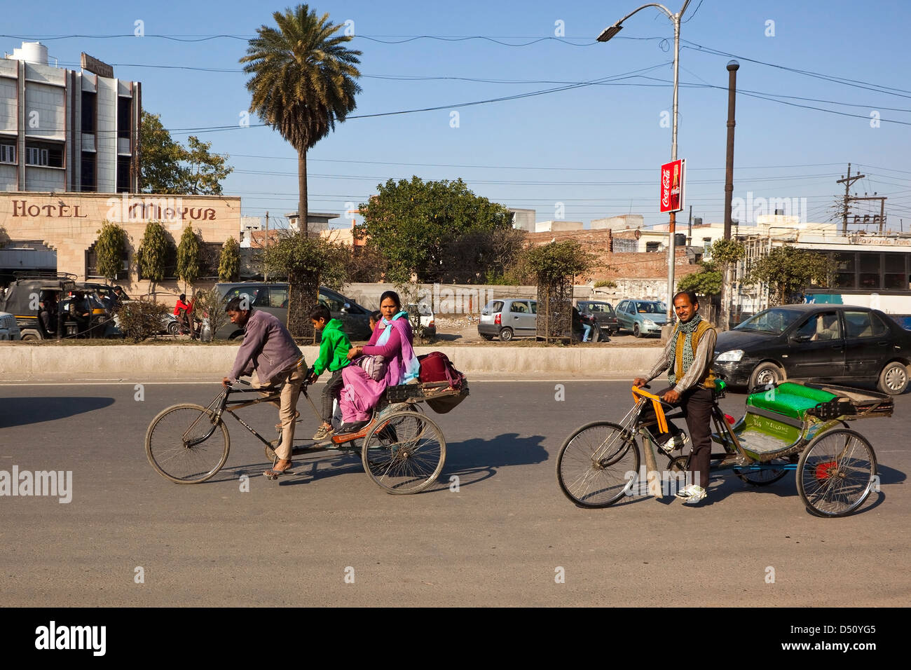 Due risciò ciclo uno con passeggeri a cavallo lungo le strade di Amritsar Punjab India Foto Stock