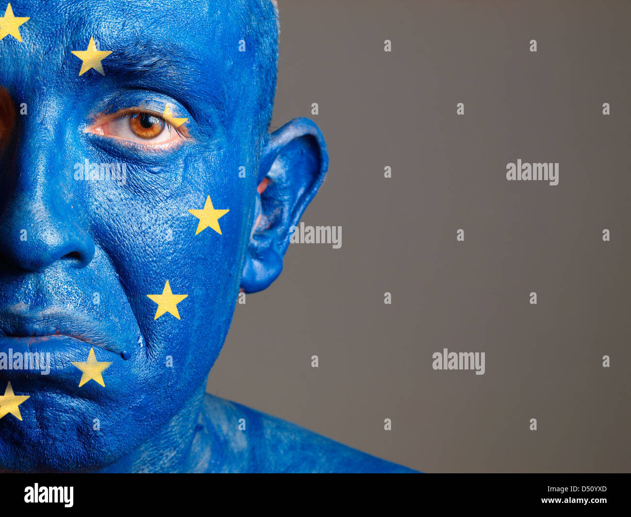 L'uomo con il suo volto dipinto con la bandiera dell'Unione europea. L'uomo è triste e composizione fotografica lascia solo metà del f Foto Stock