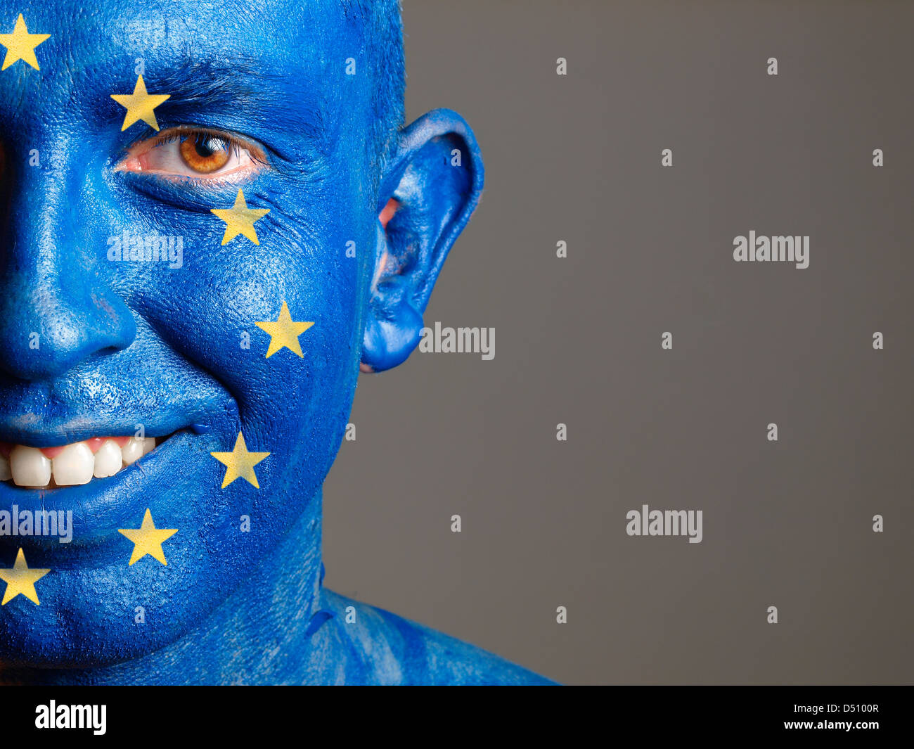 L'uomo con il suo volto dipinto con la bandiera dell'Unione europea. L'uomo è sempre sorridente e composizione fotografica lascia solo metà del t Foto Stock