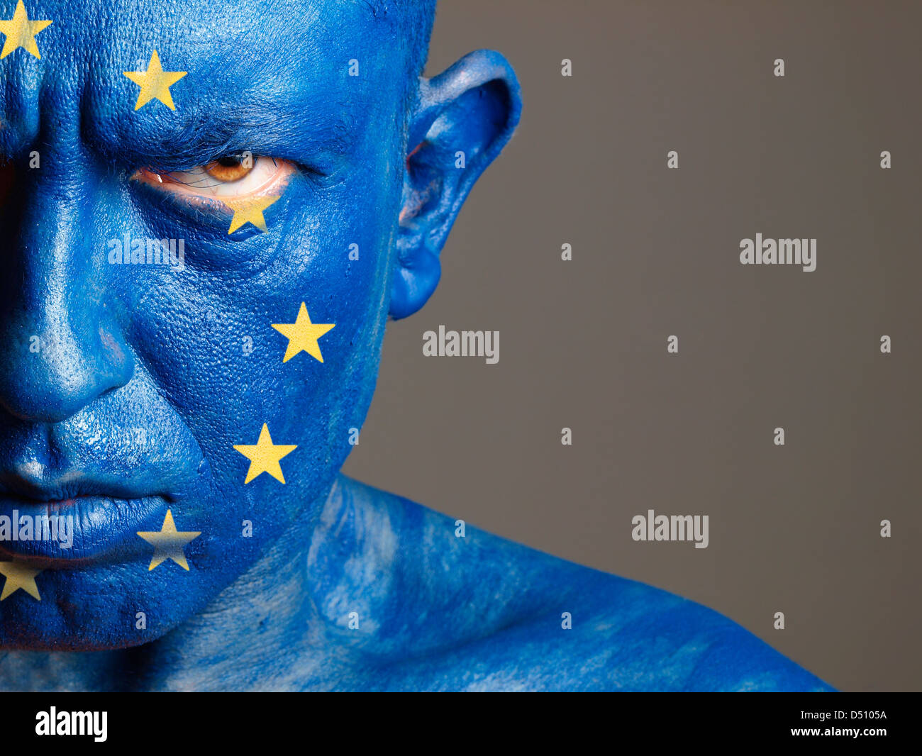L'uomo con il suo volto dipinto con la bandiera dell'Unione europea. L'uomo è aggressivo e composizione fotografica lascia solo la metà o Foto Stock