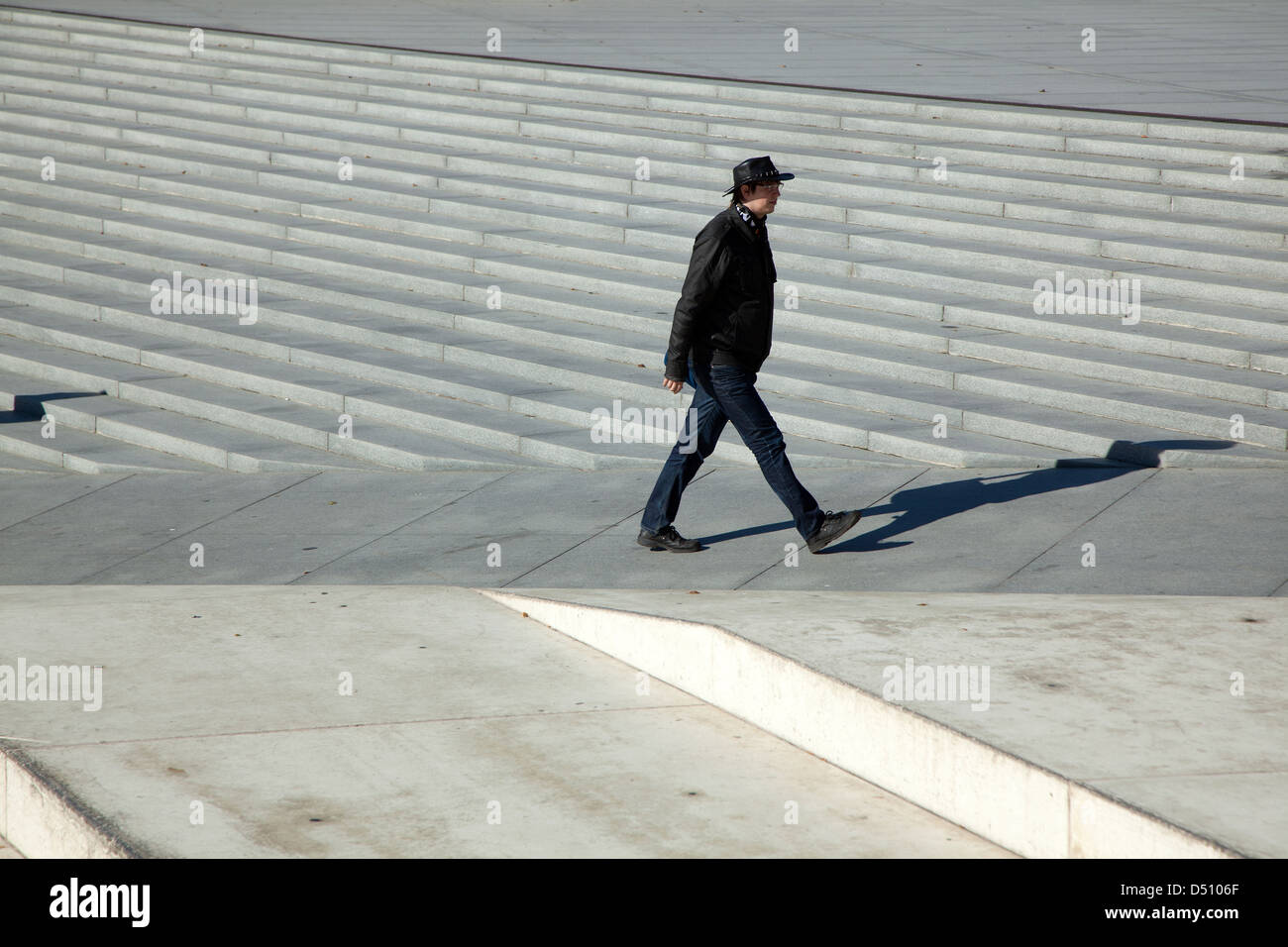Tallinn, Estonia, un uomo con un cappello corre sopra la piazza della Libertà Foto Stock