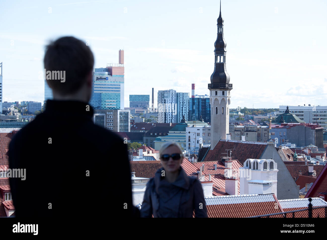 Tallinn, Estonia, visitatori al punto di vista del quartiere degli affari con Domberges Foto Stock