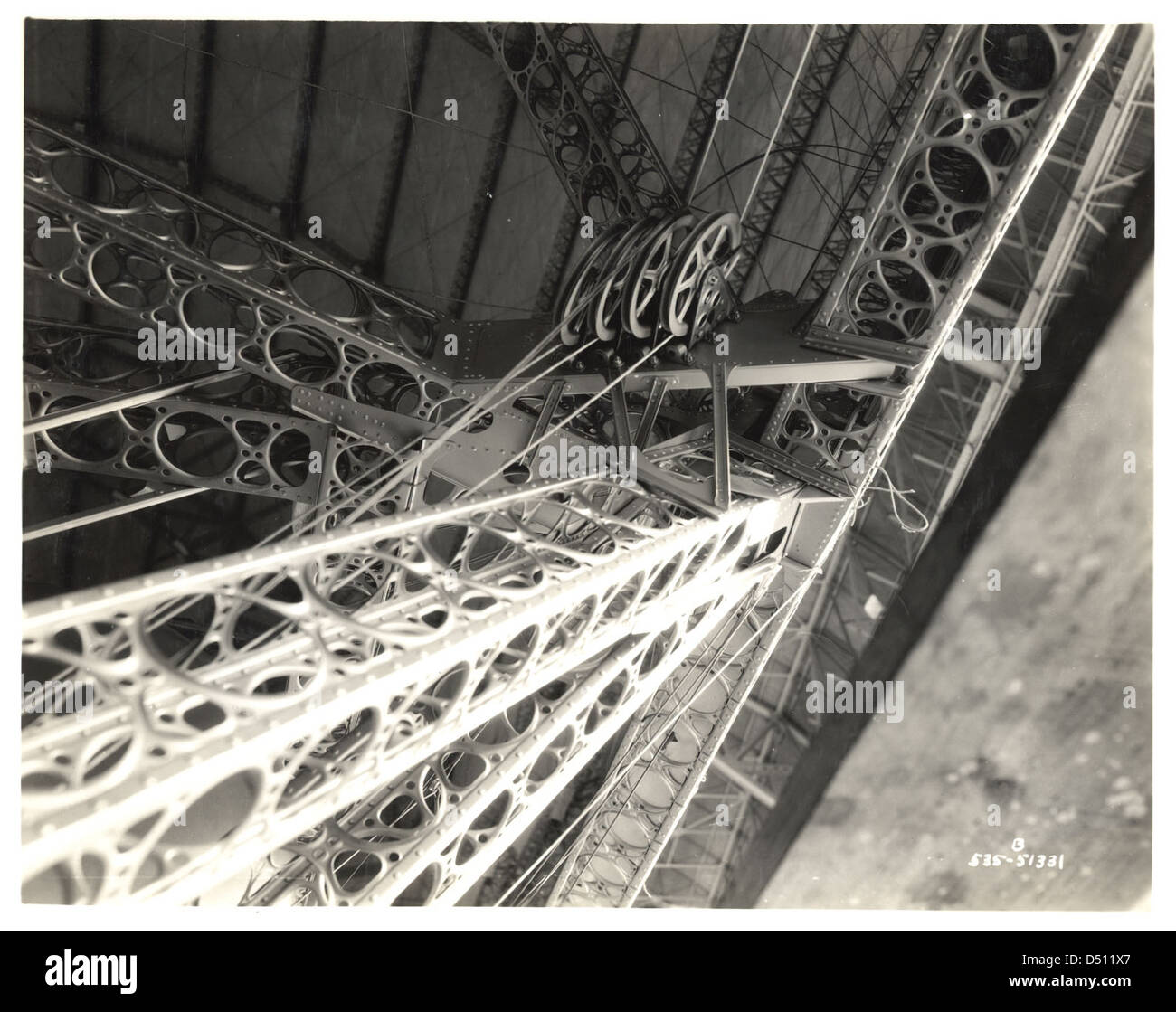 Fotografia dei cavi di comando e le pulegge su un dirigibile, ca. 1933 Foto Stock