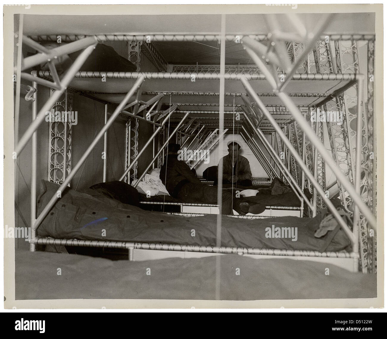 Fotografia di equipaggio di cuccette di un dirigibile, ca. 1933 Foto Stock