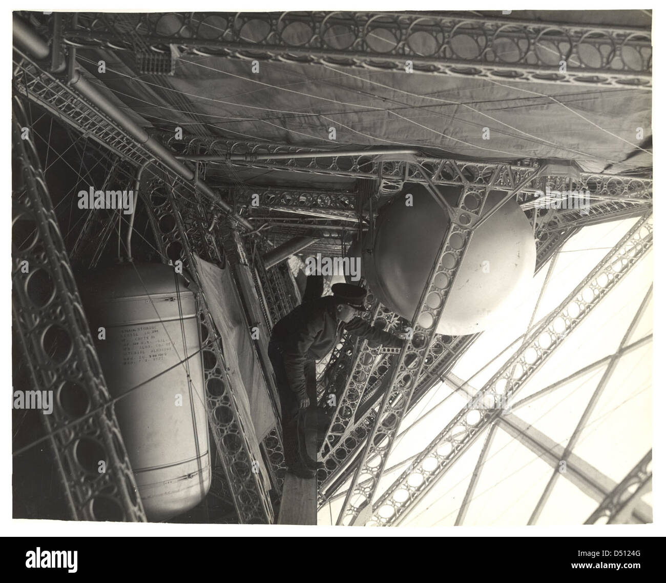 Fotografia di un corridoio laterale su un dirigibile, ca. 1933 Foto Stock