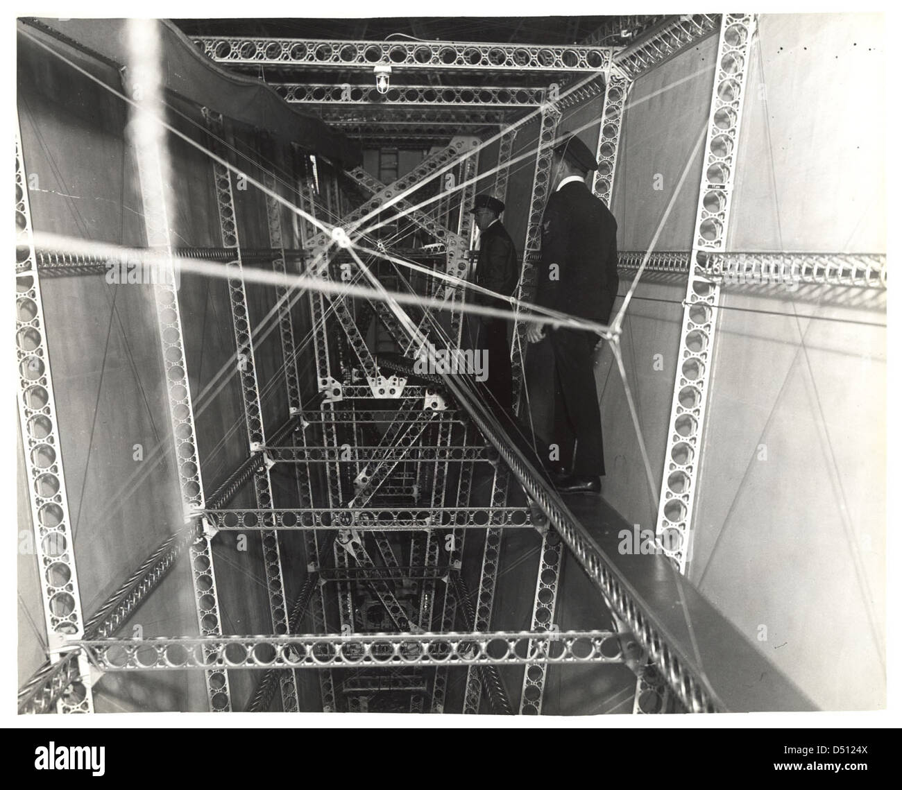 Fotografia di Head-Chief ispettore di strutture a piedi attraverso un dirigibile, ca. 1933 Foto Stock