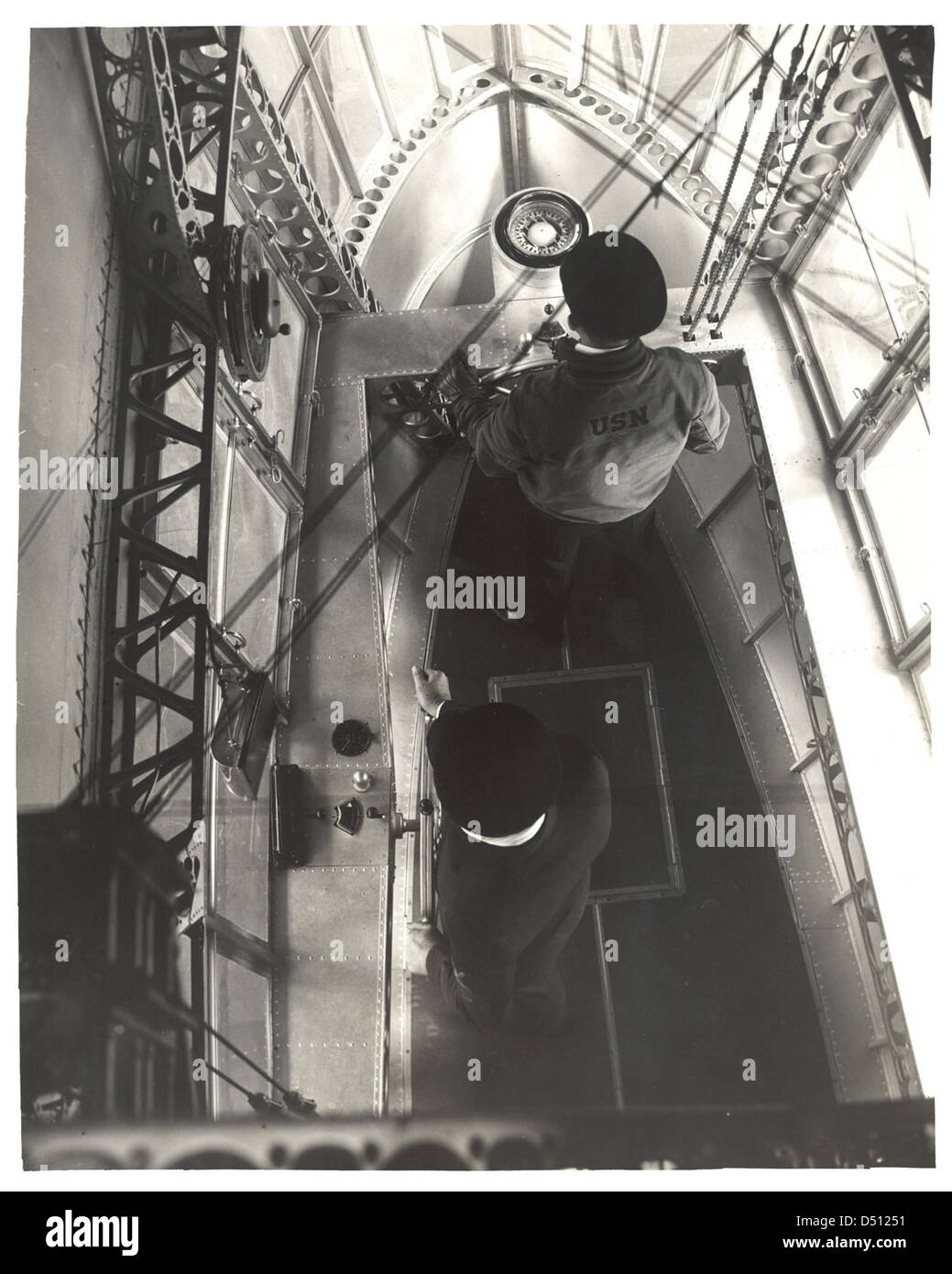 Fotografia guardando verso il basso in caso di emergenza la stazione di controllo di un dirigibile , ca. 1933 Foto Stock