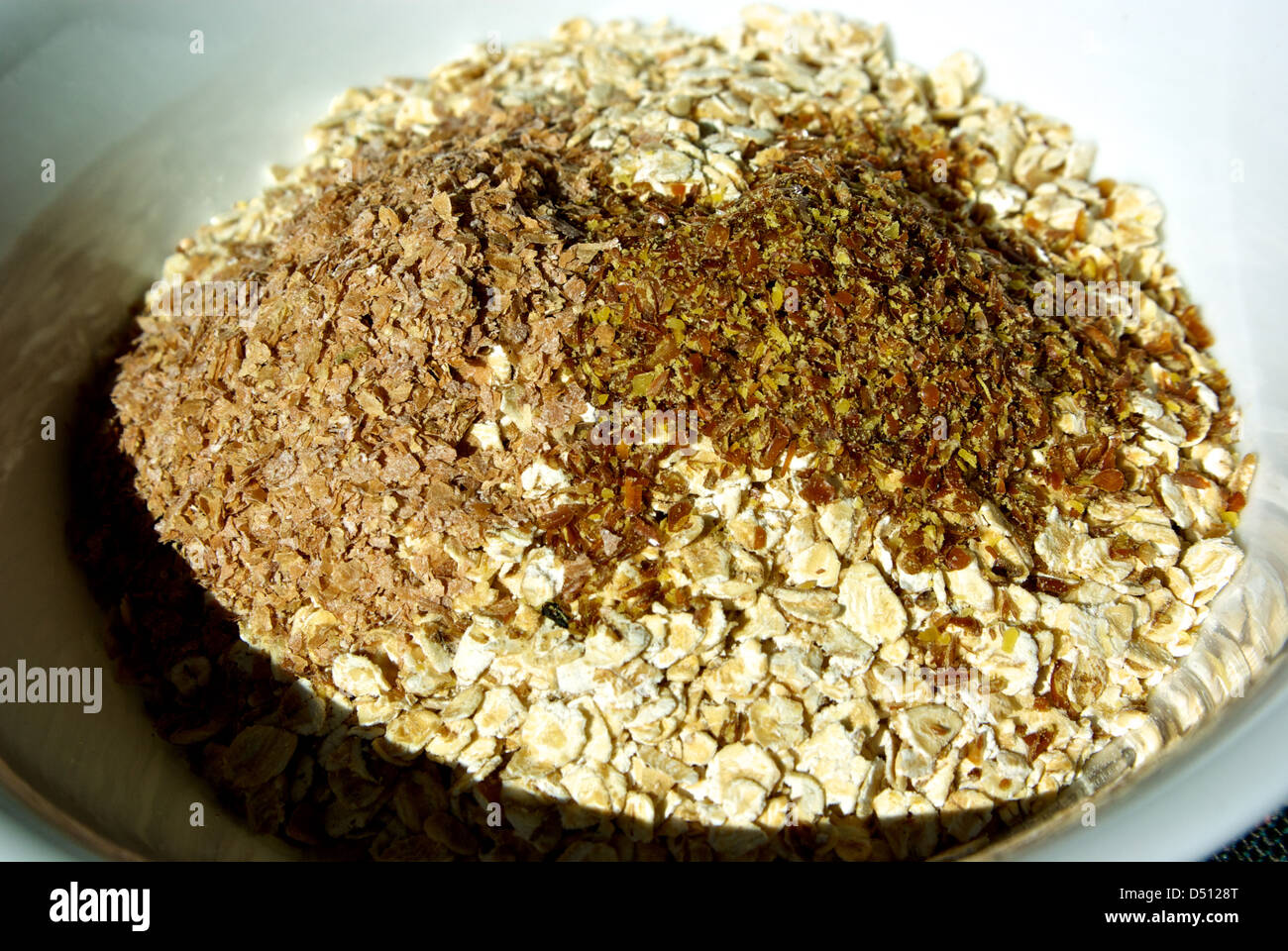 Ciotola crudo di grano intero i fiocchi d'avena fibra elevato non cereali colesterolo sodio grasso con aggiunta di crusca di frumento di lino di massa Foto Stock