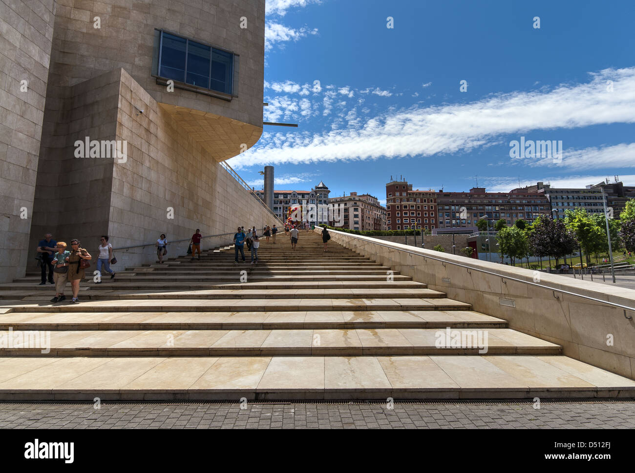 Il Museo Guggenheim progettato da Canadian-American architetto Frank Gehry e si trova a Bilbao, Paesi Baschi Foto Stock