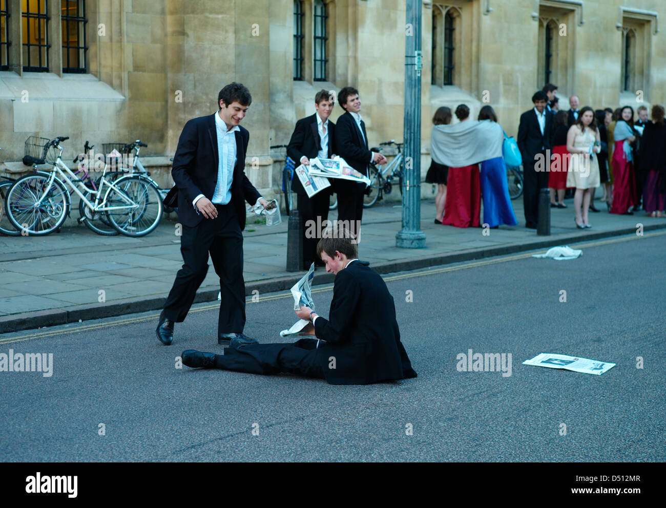 Cambridge gli studenti possono Ball,Cambridge,l'Inghilterra,Giugno 2010. Gli studenti recupero nelle prime ore dal collegio può palla. Foto Stock