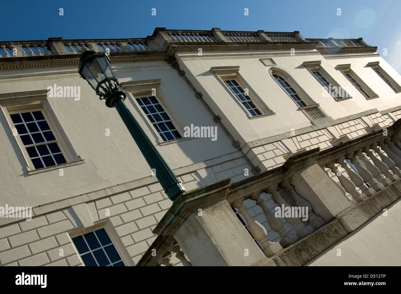 La Queen's House a Greenwich, una storica residenza reale a Londra, è rinomata per la sua eleganza architettonica e il suo significato storico. È stata usata come residenza reale e rimane un simbolo della storia e dell'architettura britannica. Foto Stock