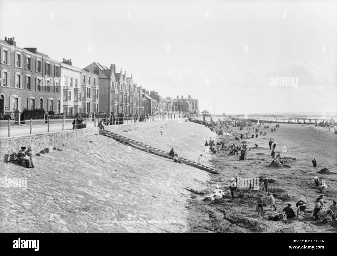 Questa immagine storica cattura il lungomare e la spiaggia di Burnham-on-Sea, Somerset, situato nel sud-ovest dell'Inghilterra. La spiaggia, conosciuta per le sue spiagge sabbiose e il fascino del mare vittoriano, è una destinazione popolare per i turisti. Foto Stock