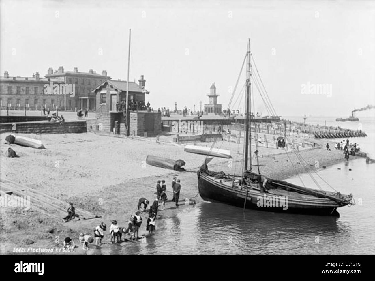 Questa fotografia mostra la spiaggia e la dogana di Fleetwood, Lancashire. Situata lungo la costa nord-occidentale dell'Inghilterra, Fleetwood è stata storicamente significativa per il commercio marittimo e come porto di pesca. Foto Stock