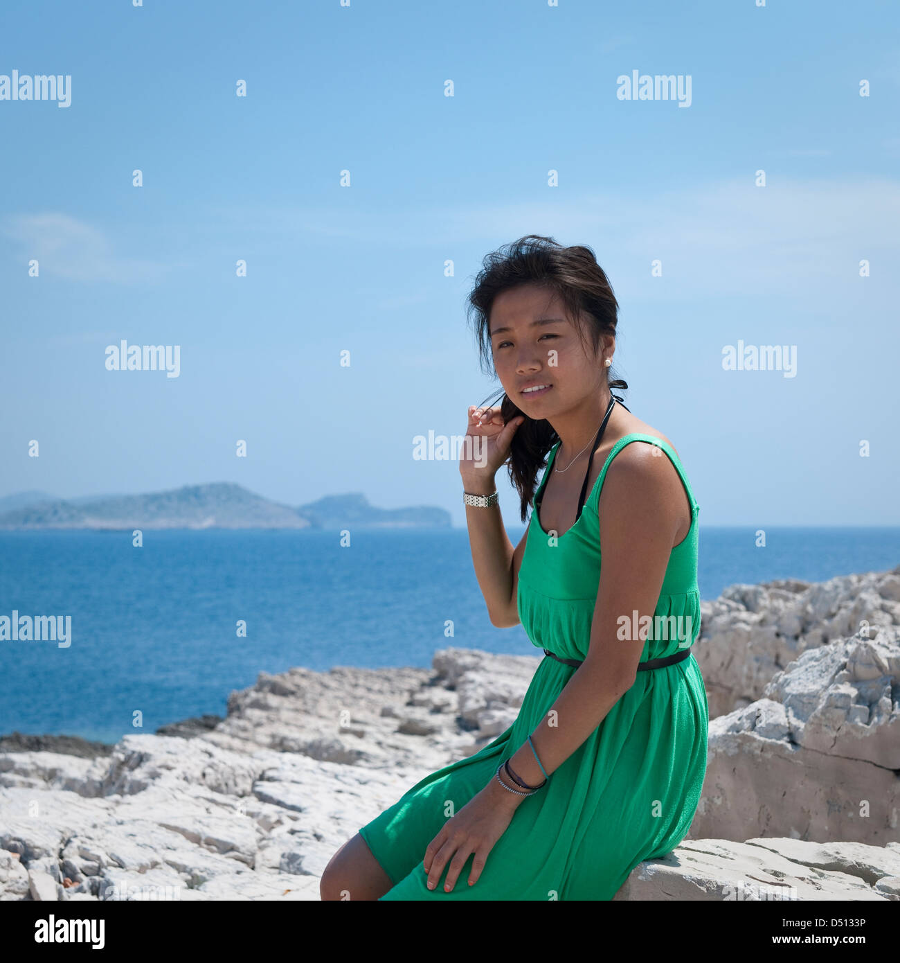 Ragazza coreana ensoleillement se stessa sulla costa dalmata Foto Stock