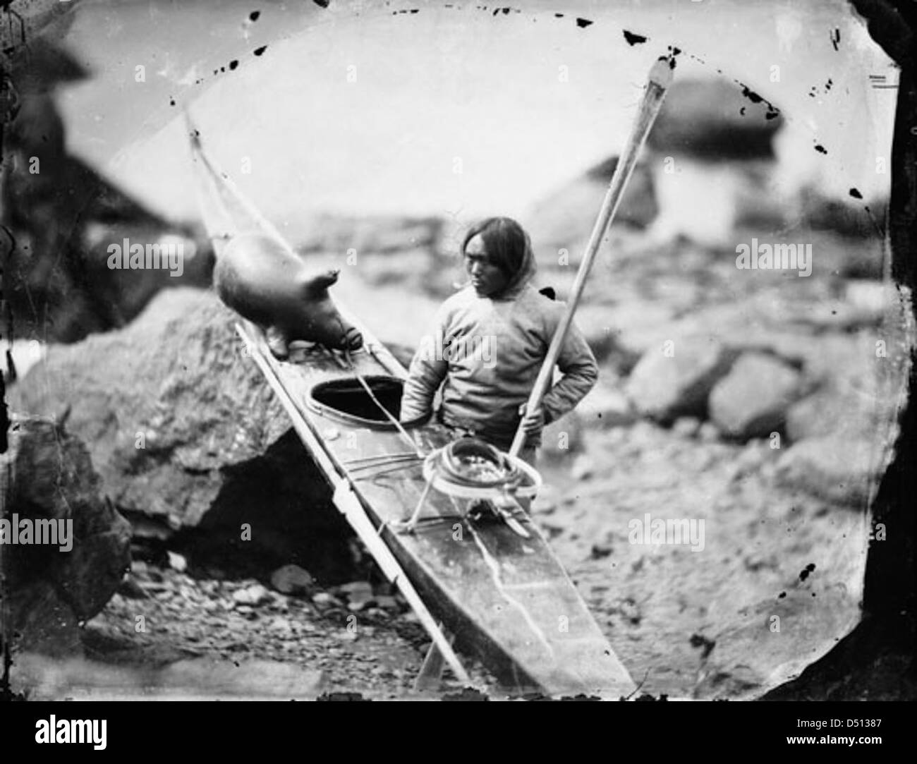 Uomo Inuit con un kayak Foto Stock