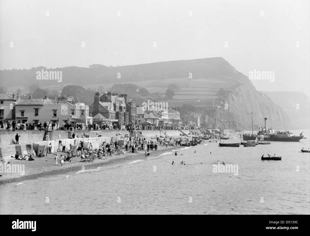 Una fotografia vintage di un piroscafo a pale che naviga sul lungomare di Sidmouth, Devon. Catturata da Francis Frith, questa immagine rappresenta il significato storico del viaggio sul mare nel sud-ovest dell'Inghilterra. Foto Stock