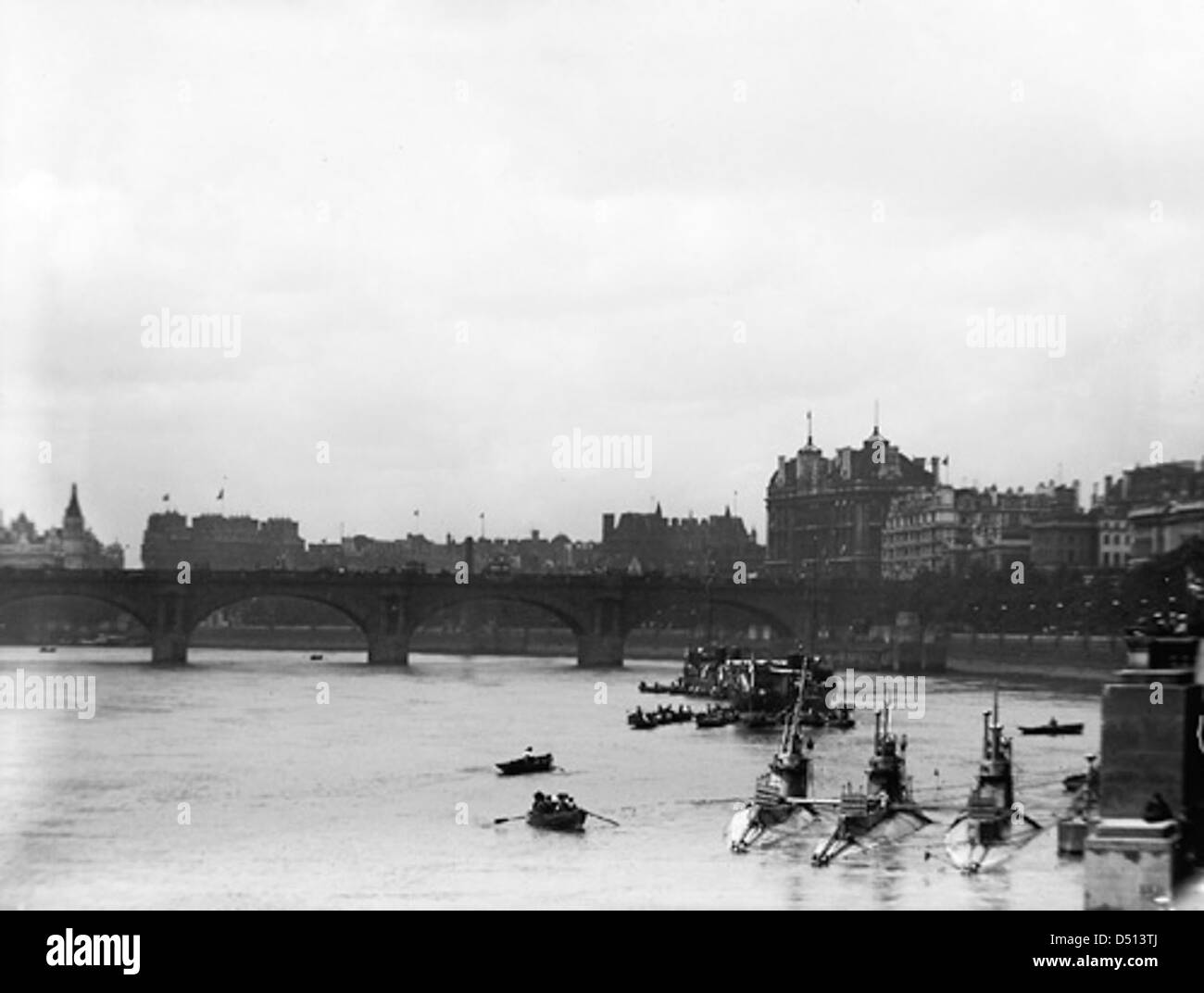 Questa immagine storica mostra tre sottomarini sul fiume Tamigi vicino al Waterloo Bridge e Blackfriars, Londra. Mette in evidenza la presenza marittima della Royal Navy britannica a Londra. Foto Stock