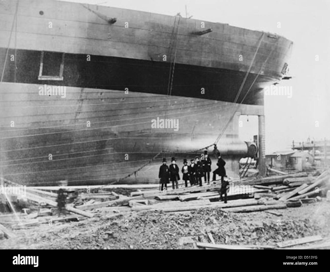 Questa immagine raffigura la costruzione della SS "Great Eastern", che mostra la sua poppa e l'elica. Progettata da Isambard Kingdom Brunel, questa enorme nave era una meraviglia ingegneristica del suo tempo, utilizzata sia per il viaggio dei passeggeri che per la posa dei cavi. La fotografia cattura le dimensioni e la complessità del processo di costruzione navale. Foto Stock