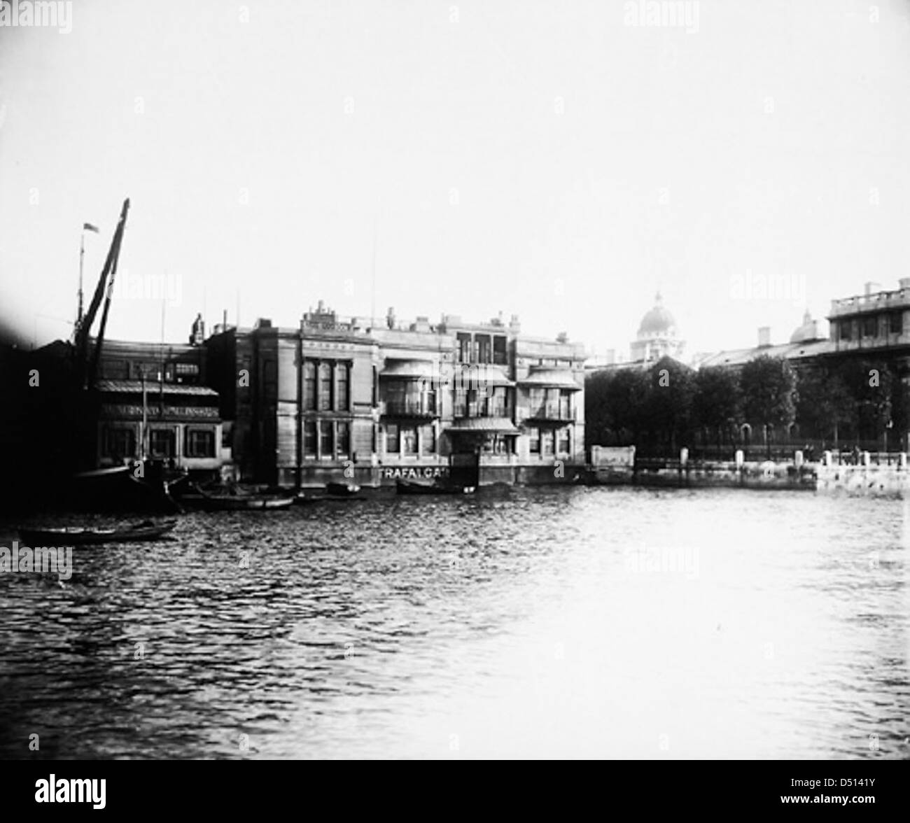 Lo Yacht Inn e la Trafalgar Tavern sono punti di riferimento iconici situati lungo il Tamigi a Greenwich. Queste strutture hanno una lunga storia, offrendo ristoranti e ospitalità con vista sul fiume. Foto Stock