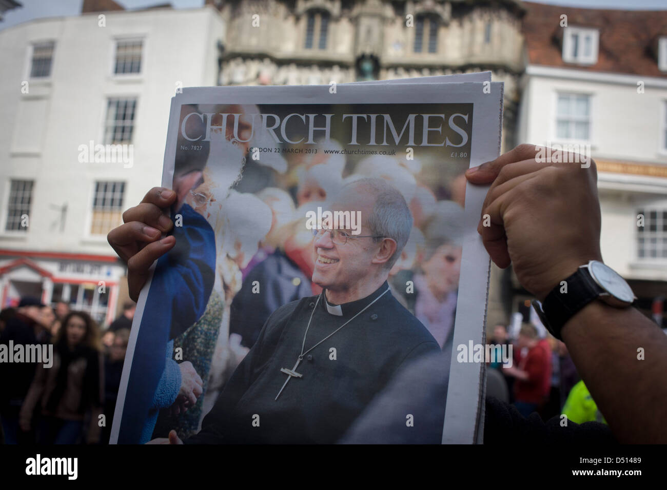 Canterbury 21/3/2013 - La Chiesa Anglicana volte viene consegnato come ospiti VIP da tutte le religioni e confessioni e fedi arrivare prima della sua intronizzazione della chiesa di Inghilterra del 105l Arcivescovo di Canterbury, ex-esecutivo dell'olio ed ex vescovo di Durham il Reverendissimo Justin Welby. Welby (57) segue una lunga patrimonio anglicano dal monaco benedettino Agostino, il primo Arcivescovo di Canterbury nel 597 D.C. Il principe Carlo e il Primo Ministro David Cameron hanno aderito 2.000 ospiti VIP alla Cattedrale di Canterbury, la più antica chiesa in Inghilterra. Foto Stock