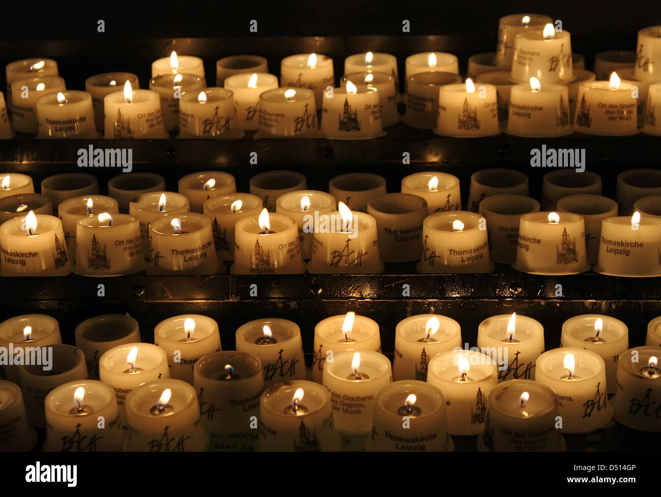 Leipzig, Germania, luci votive in San Tommaso Chiesa Foto Stock