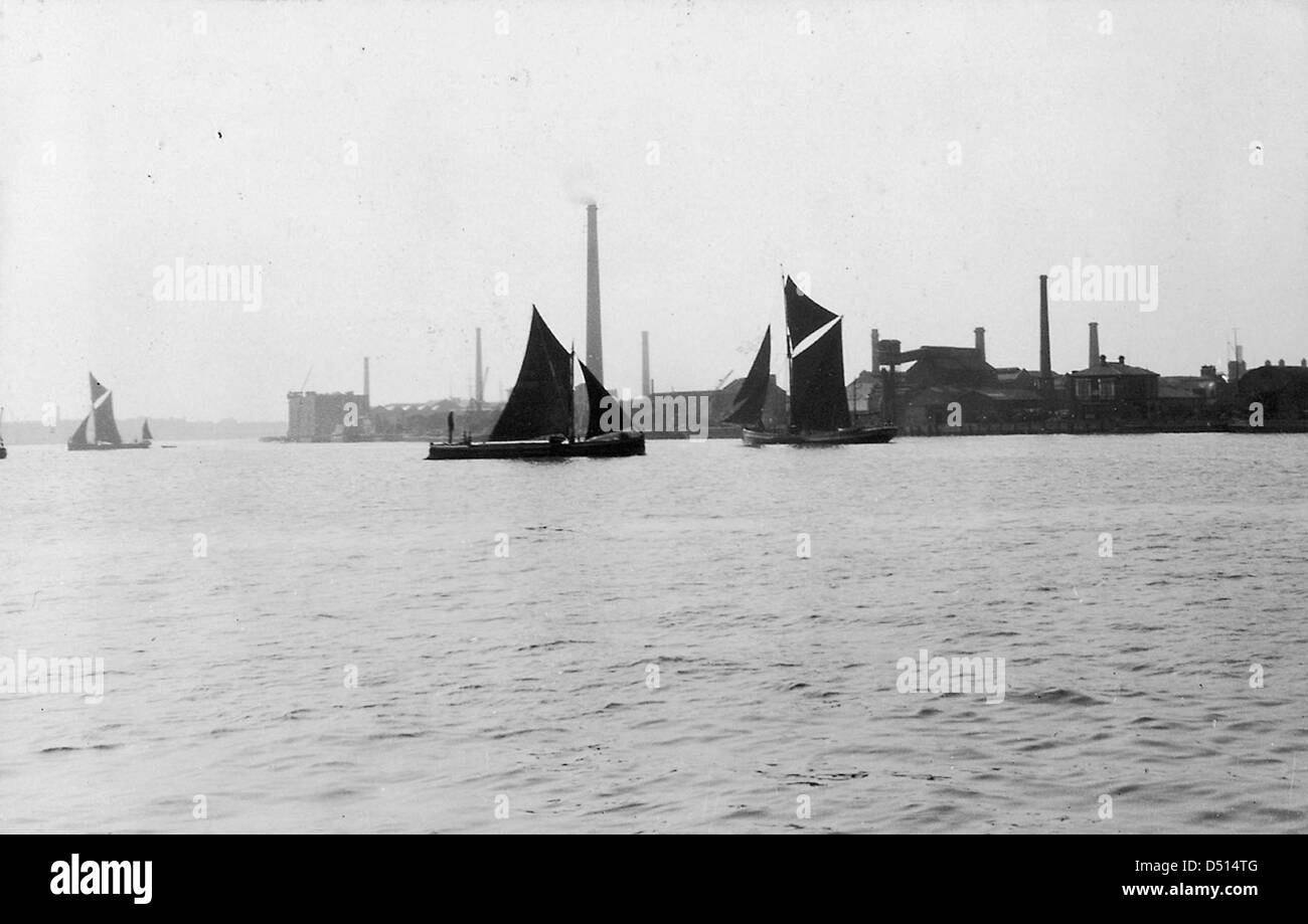 Questa fotografia mostra la chiatta al largo di Greenwich, lungo il fiume Tamigi. Rappresenta una scena storica delle attività marittime di Londra, catturata dal National Maritime Museum. La chiatta è un classico esempio delle navi da lavoro utilizzate in questo periodo. Foto Stock
