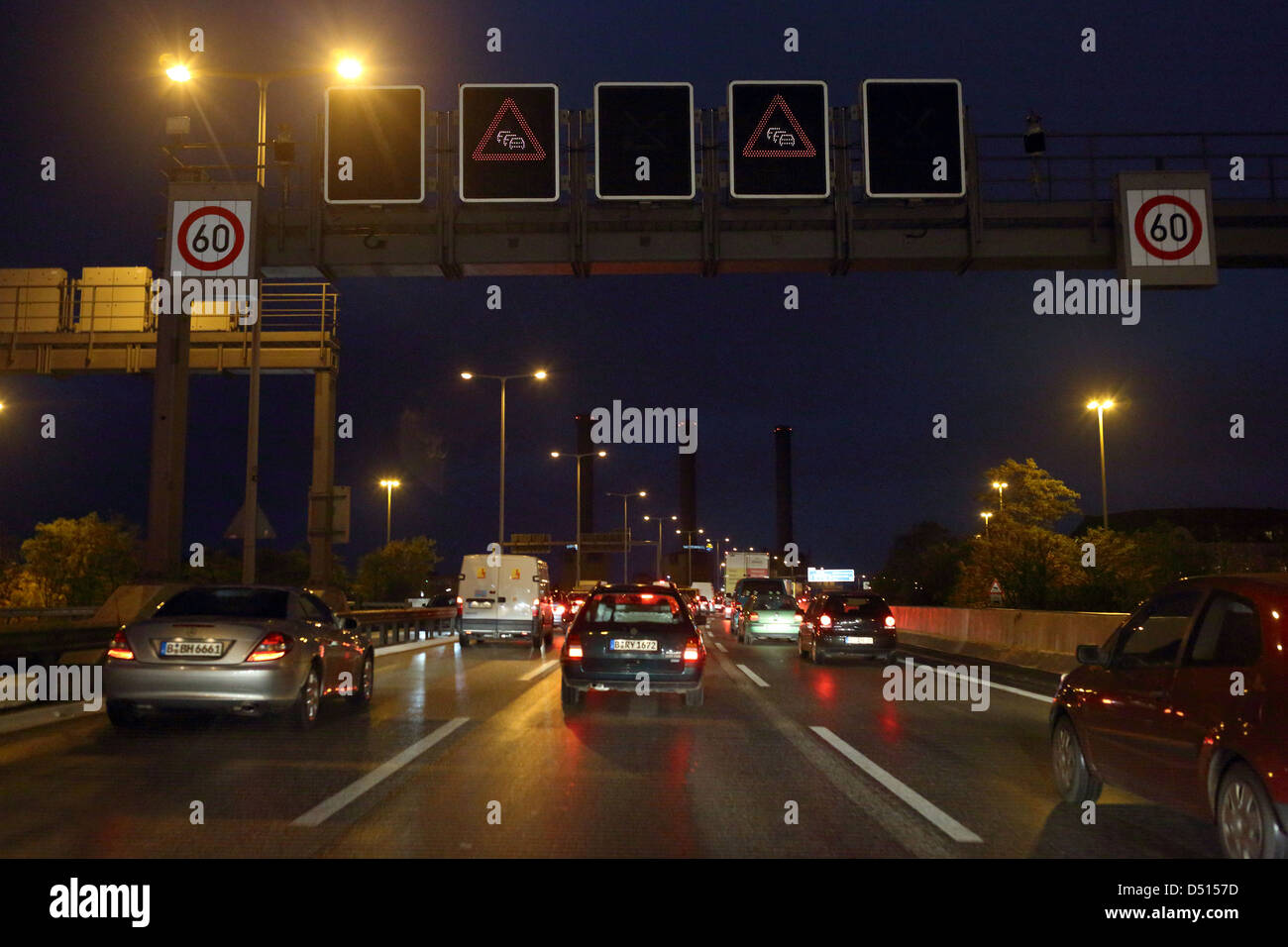 Berlino, Germania, in movimento lento del traffico su autostrada A 100 Foto Stock