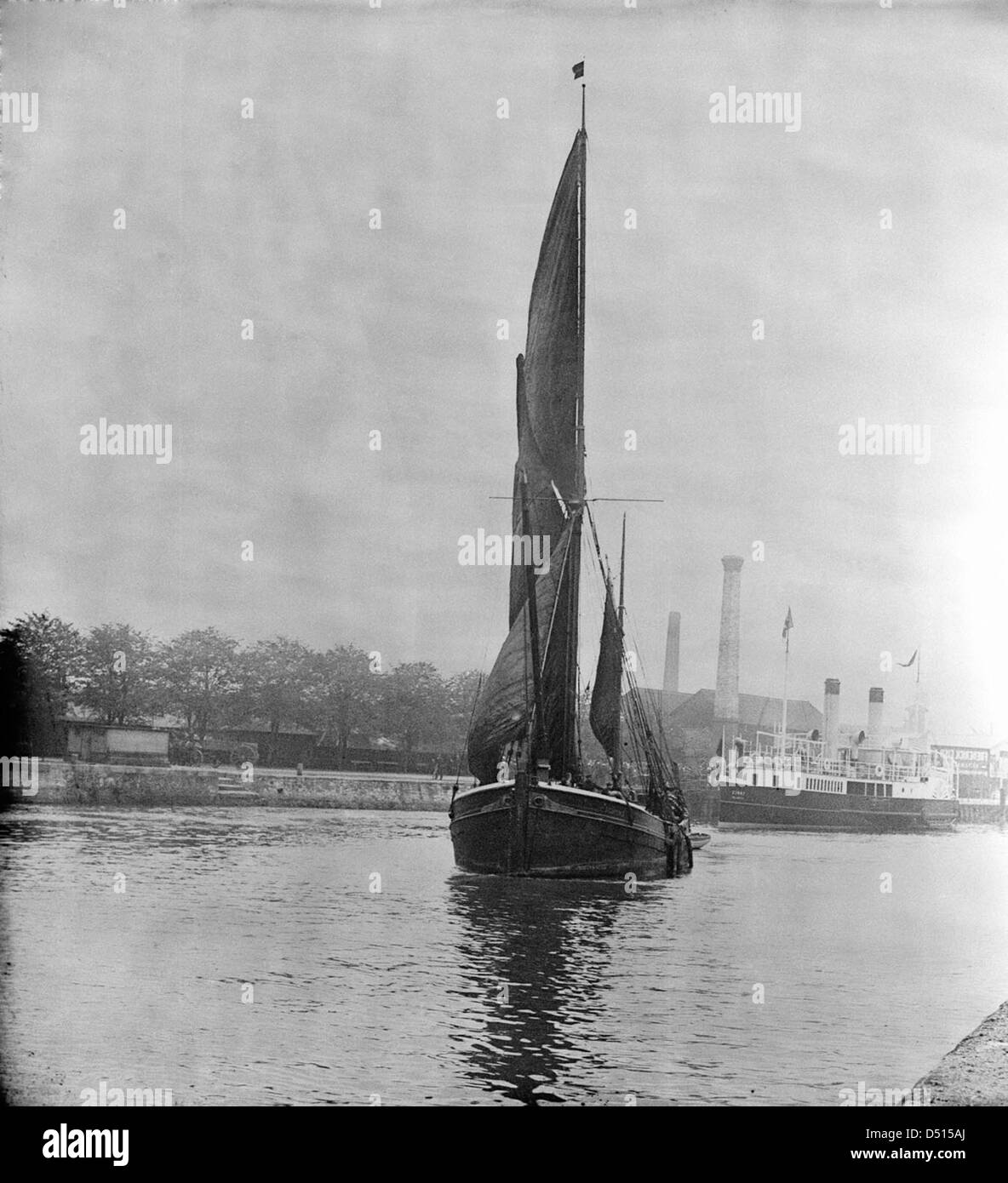 Una fotografia storica che cattura una vista del New Cut a Ipswich, con una chiatta a vela non identificata che lascia il porto. Questa scena del National Maritime Museum mette in evidenza il trasporto marittimo e le barche in servizio nell'Inghilterra del XIX secolo. Foto Stock