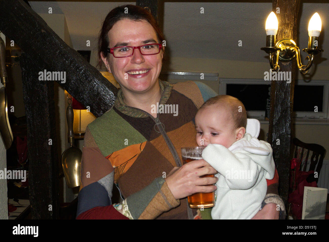 Un bimbo a bere birra in un pub in Inghilterra Foto Stock