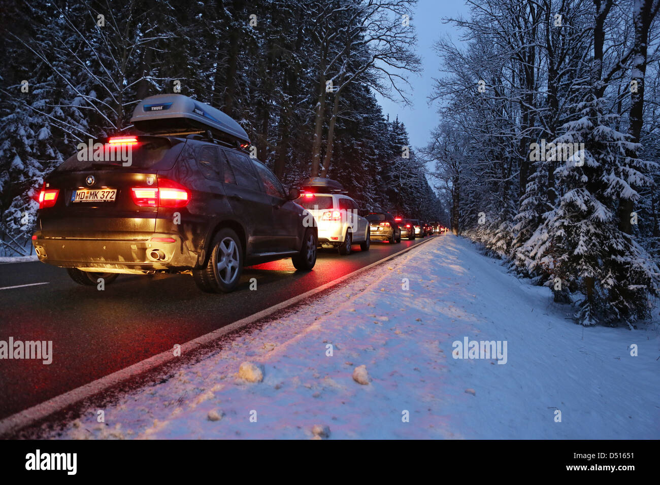 Schleiz, Germania, un ingorgo su una autostrada al tramonto in inverno Foto Stock