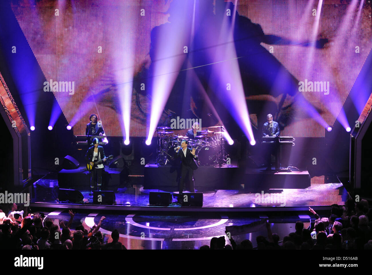 Leadsinger della British Band Depeche Mode, Dave Gahan (C) esegue durante il 2013 Echo musica cerimonia di premiazione a Berlino, Germania, 21 marzo 2013. Foto: Britta Pedersen/dpa Foto Stock