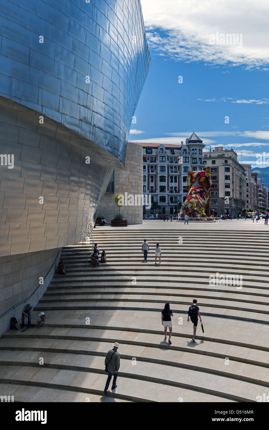 Il Museo Guggenheim progettato da Canadian-American architetto Frank Gehry e si trova a Bilbao, Paesi Baschi Foto Stock