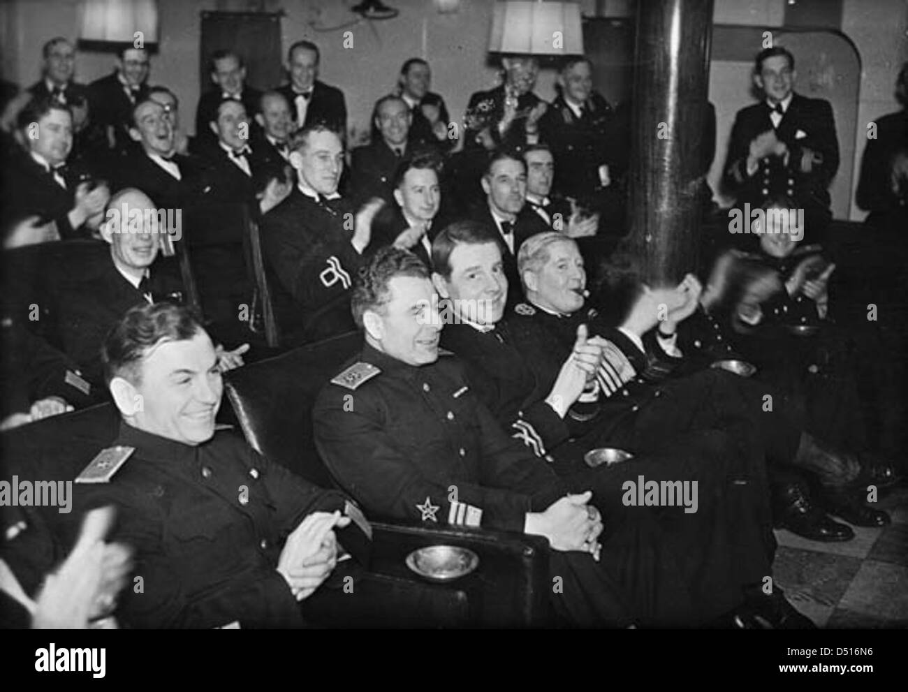 British e navale sovietica ufficiali godendo di un concerto a bordo di HMS Duca di York Foto Stock