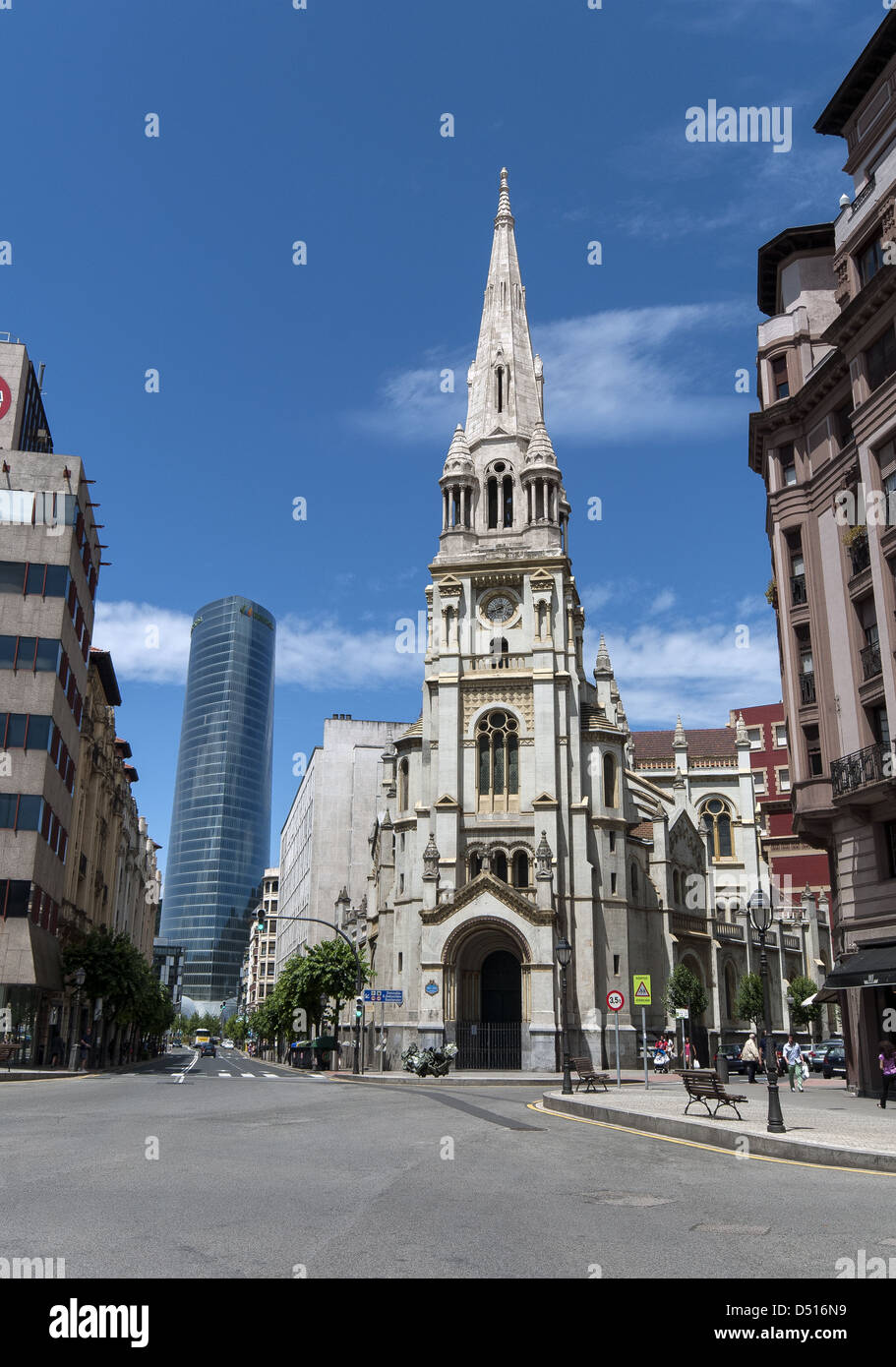 San José de la Montaña la chiesa e la Torre Iberdrola torre in Bilbao Biscay, Paesi Baschi Foto Stock