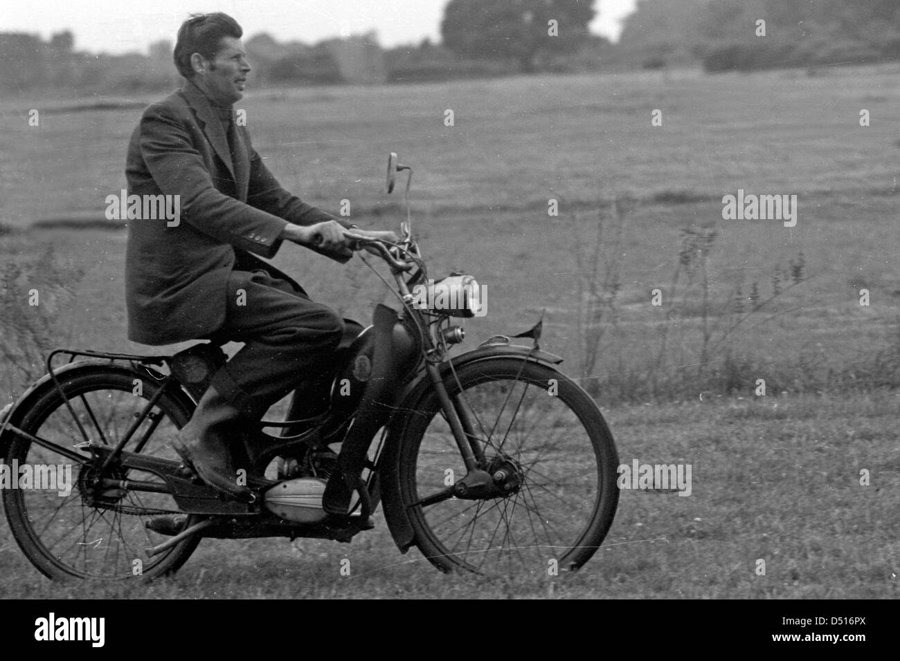 Magdeburg, Germania orientale, RDT uomo a cavallo di un ciclomotore Simson SR 1 Foto Stock